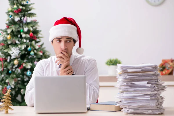 Jovem trabalhador que trabalha no escritório no turno de Natal — Fotografia de Stock
