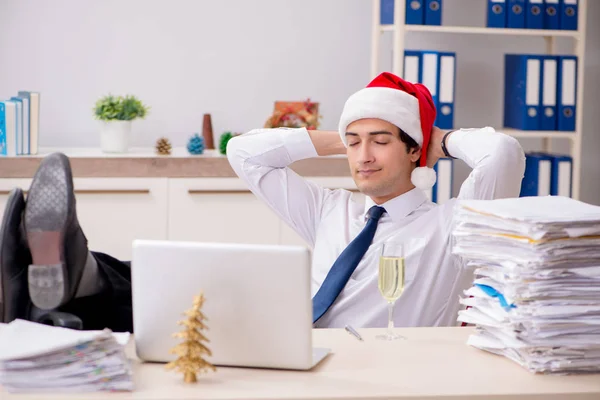 Jovem trabalhador que trabalha no escritório no turno de Natal — Fotografia de Stock