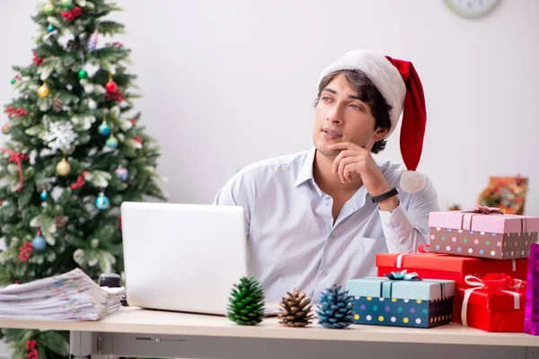 Fiatal alkalmazott üzletember irodai karácsonyi koncepció — Stock Fotó