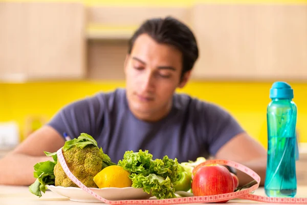 食事と健康的な食事のコンセプトの若い男 — ストック写真