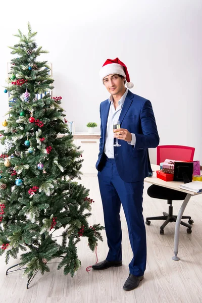 Ung anställd firar jul på arbetsplatsen — Stockfoto