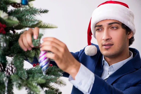 Ung anställd firar jul på arbetsplatsen — Stockfoto