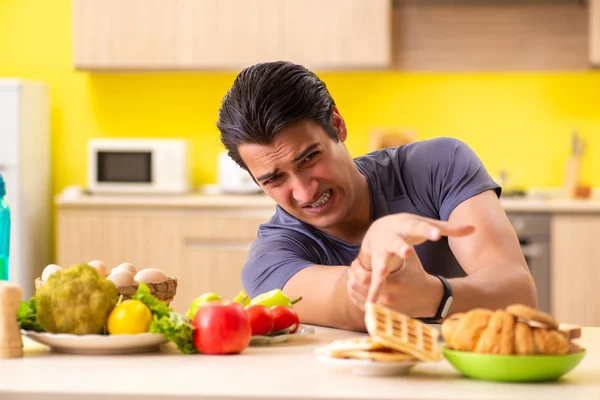 Omul are o alegere grea între alimente sănătoase și nesănătoase — Fotografie, imagine de stoc