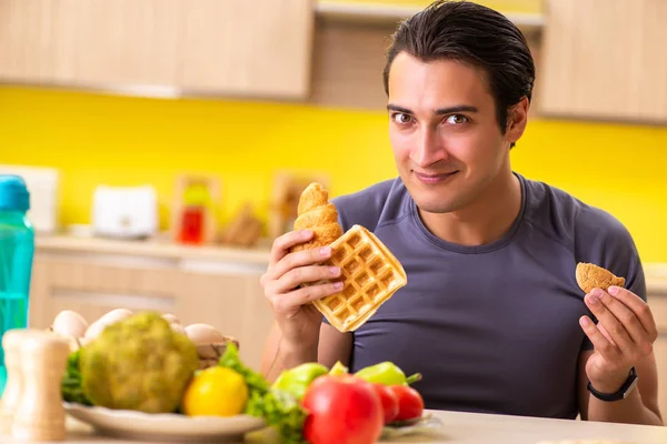 Az ember, akinek nehéz a választása az egészséges és egészségtelen ételek között — Stock Fotó