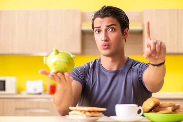 Joven en concepto de comida malsana —  Fotos de Stock