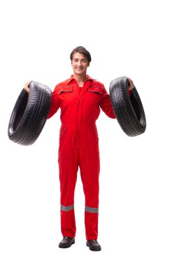 Beyaz lastikli genç bir garaj işçisi.