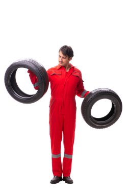 Beyaz lastikli genç bir garaj işçisi.