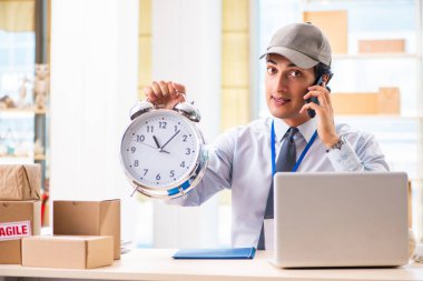 Kutu taşıma servisinde çalışan erkek çalışan.