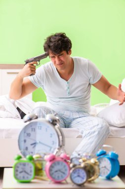 Genç adam sabahın köründe uyanmakta zorlanıyor.