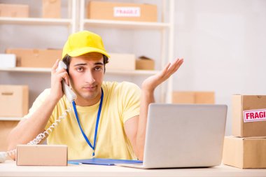 Kutu taşıma servisinde çalışan yakışıklı bir müteahhit. 