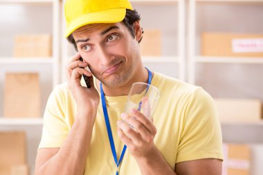 Kutu taşıma servisinde çalışan yakışıklı bir müteahhit. 