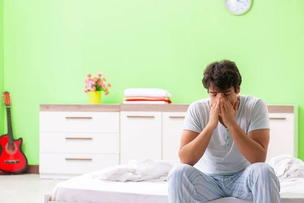 Junger Mann hat morgens Probleme beim Aufwachen — Stockfoto