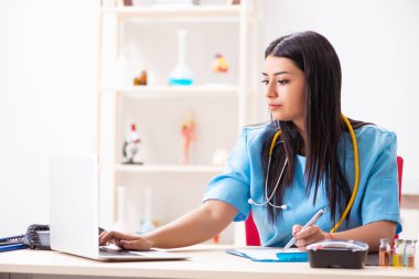 Klinikte çalışan güzel bir bayan doktor. 