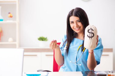 Klinikte çalışan güzel bir bayan doktor. 