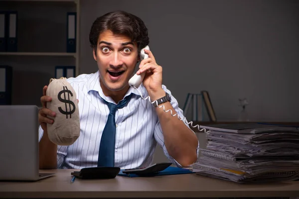 Joven gerente financiero trabajando hasta tarde en la noche en la oficina —  Fotos de Stock