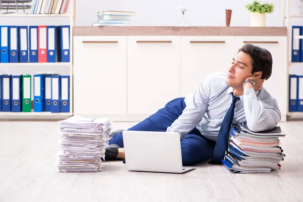 Funcionário extremamente ocupado trabalhando no escritório — Fotografia de Stock