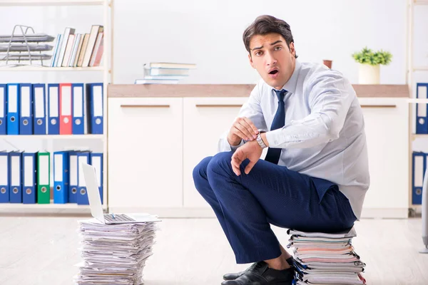 Empleado extremadamente ocupado trabajando en la oficina —  Fotos de Stock