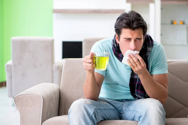 Jonge knappe man die thuis aan ziekte lijdt — Stockfoto