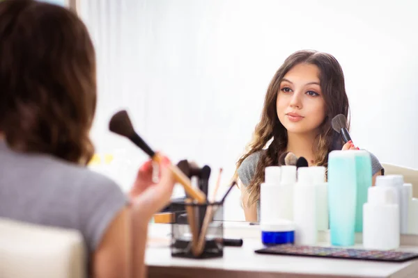 Mujer joven en el salón de belleza — Foto de Stock