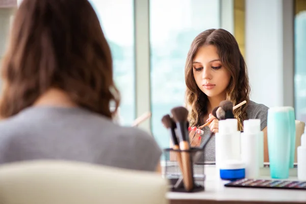 Jeune femme dans le salon de beauté — Photo