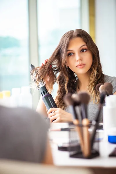 Giovane donna nel salone di bellezza — Foto Stock