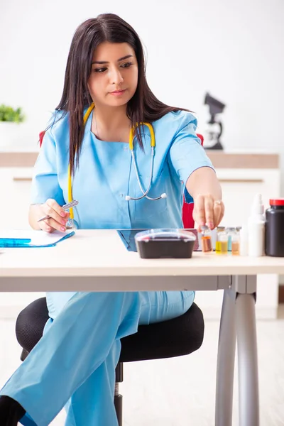 Joven hermosa doctora que trabaja en la clínica —  Fotos de Stock