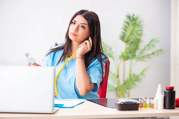 Klinikte çalışan güzel bir bayan doktor. — Stok fotoğraf