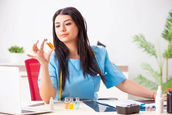 Giovane bella dottoressa che lavora in clinica — Foto Stock