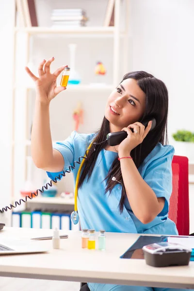 Giovane bella dottoressa che lavora in clinica — Foto Stock