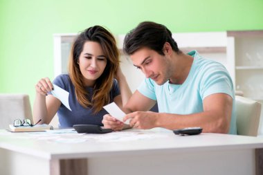Genç aile kişisel finansla boğuşuyor