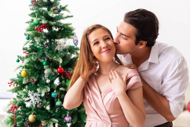 Romantik bir Noel randevusu olan genç bir çift.