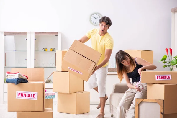 Young couple moving to new flat with fragile things — Stock Photo, Image