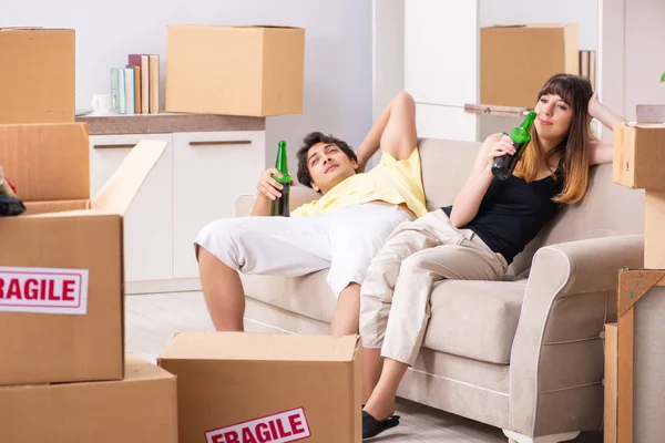 Junges Paar zieht mit zerbrechlichen Dingen in neue Wohnung — Stockfoto