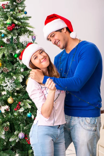 Junge Familie Feiert Weihnachten Hause — Stockfoto