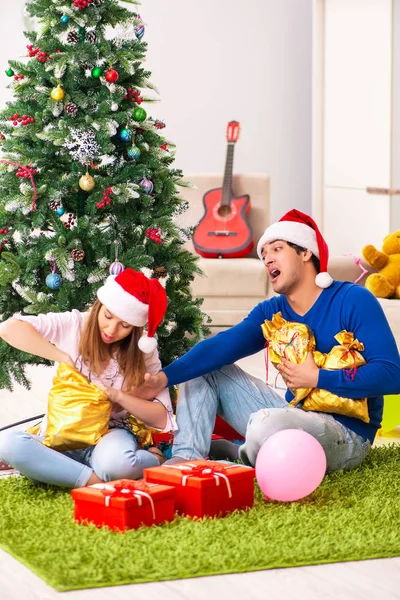 Pareja joven celebrando la Navidad en casa —  Fotos de Stock