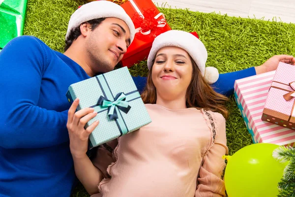 妊娠中の妻cevelatingクリスマスとともに夫 — ストック写真