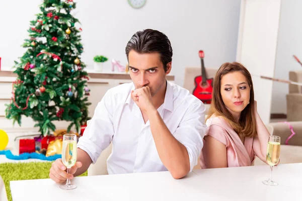 Junges Paar in der Weihnachtsnacht aneinander geraten — Stockfoto