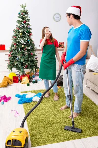 Apartamento de limpieza familiar joven después de la fiesta de Navidad — Foto de Stock