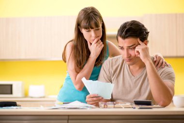 Genç aile kişisel finansla boğuşuyor