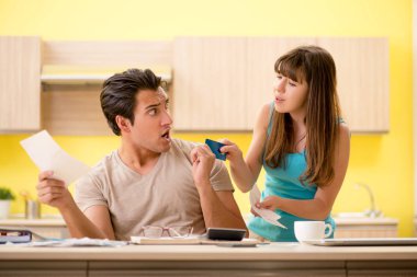 Genç aile kişisel finansla boğuşuyor
