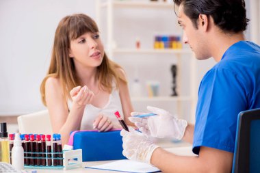 Kan testi örnekleme işlemi sırasında genç bir hasta.  