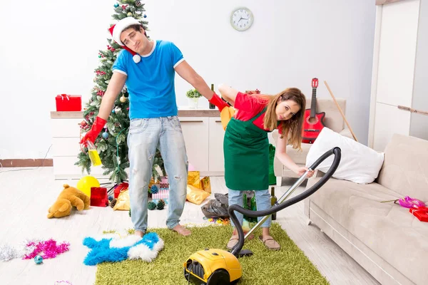 Apartamento de limpieza familiar joven después de la fiesta de Navidad — Foto de Stock