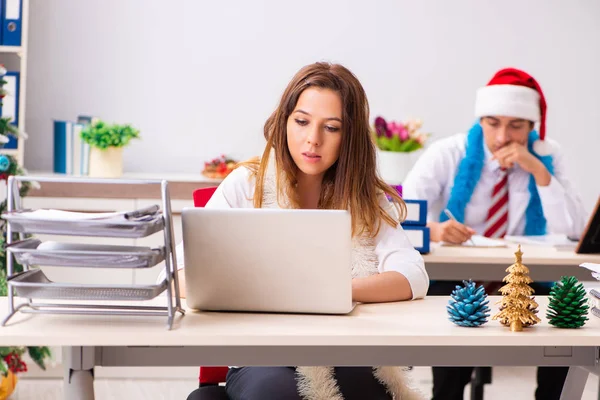 Homme et femme travaillant au bureau de Cristmass eve — Photo