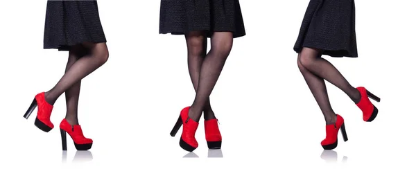 De benen van de vrouw met rode schoenen geïsoleerd op de witte — Stockfoto