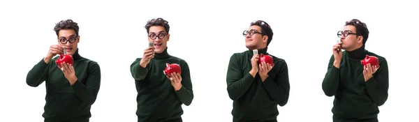 Nerd giovane uomo con salvadanaio isolato su bianco — Foto Stock