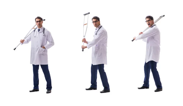 Młody lekarz stojący samotnie na białym grzbiecie — Zdjęcie stockowe