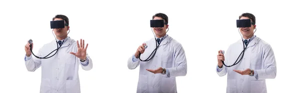 Γιατρός, φορώντας μια συσκευή εικονικής πραγματικότητας VR απομονώνονται σε λευκό ΒΑ — Φωτογραφία Αρχείου