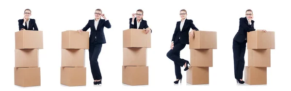 Žena podnikatelka s boxy na bílém pozadí — Stock fotografie