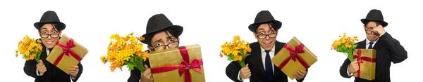 Джентльмен с подарочной коробкой и цветы изолированы на белом — стоковое фото