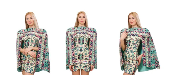 Model trägt Kleid mit aserbaidschanischen Teppichelementen — Stockfoto